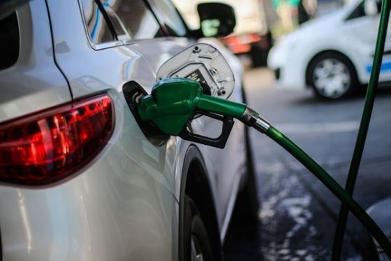 Gobierno ajusta parámetros y precios de combustibles anotaran fuerte baja este Jueves